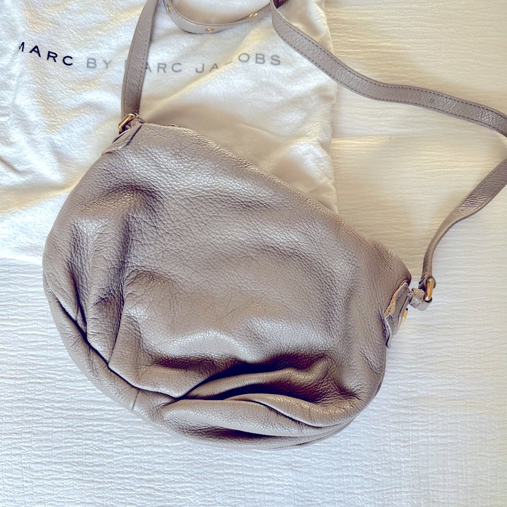 Marc Jacobs - Natasha Crossbody in Cement - Picture 6 of 9